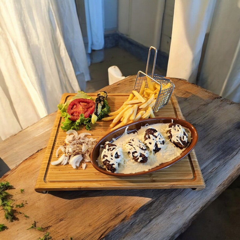 Kiremitte Kaşarlı Köfte Resmi